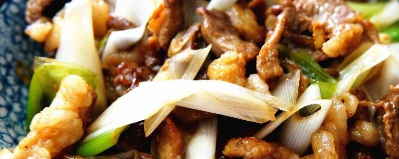 葱爆羊肉的颜色怎么描写 