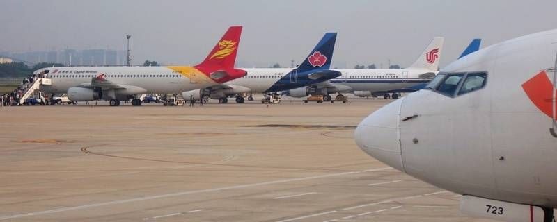 青岛机场停车场有摆渡车吗 