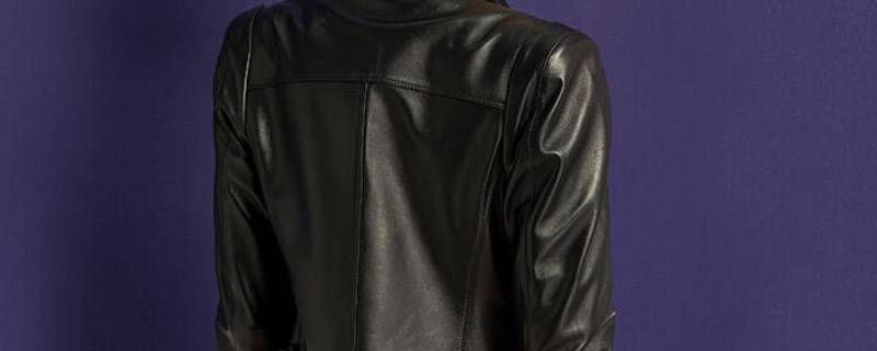 黑色机车服配米色阔腿裤可以吗 